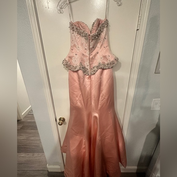 Stunning Sherri Hill Peplum Gown - Picture 3 of 4